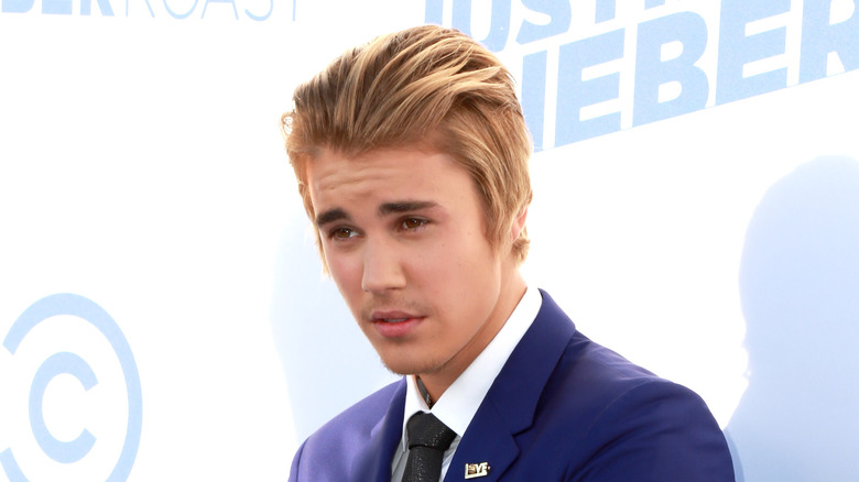 Justin Bieber posa in abito blu