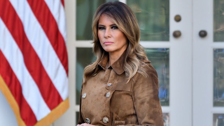 Melania Trump con una giacca marrone