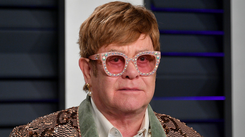 Elton John in posa
