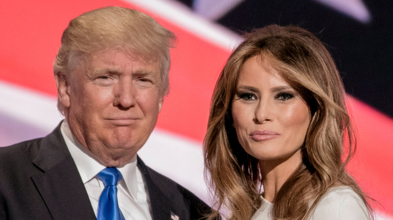 Donald e Melania Trump davanti alla bandiera americana