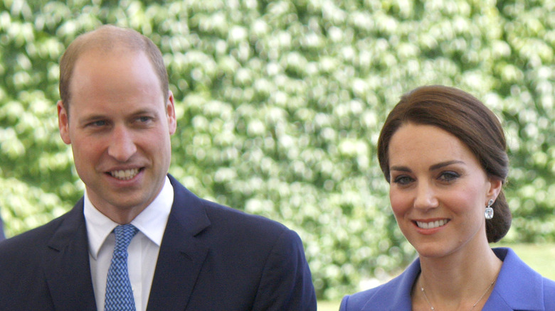 Orecchini di diamanti Kate Middleton in abito blu scuro del Principe William