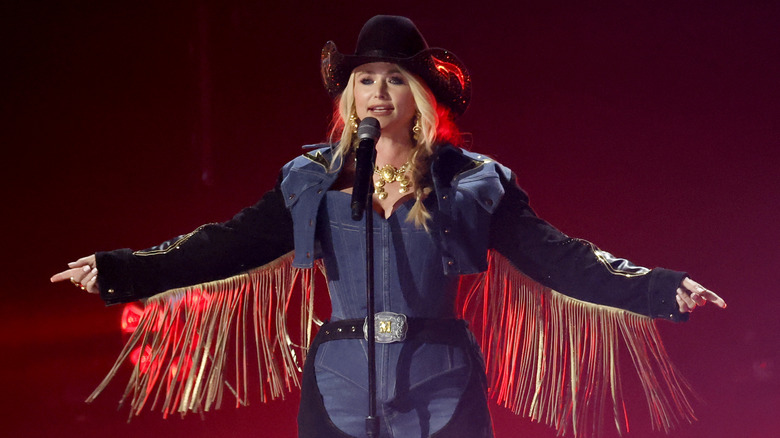 Miranda Lambert canta il cappello da cowboy