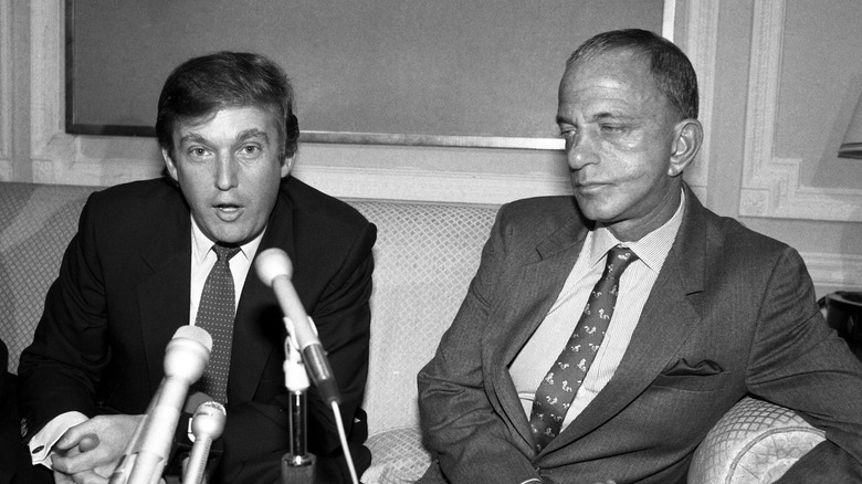 Donald Trump e Roy Cohn durante una conferenza stampa