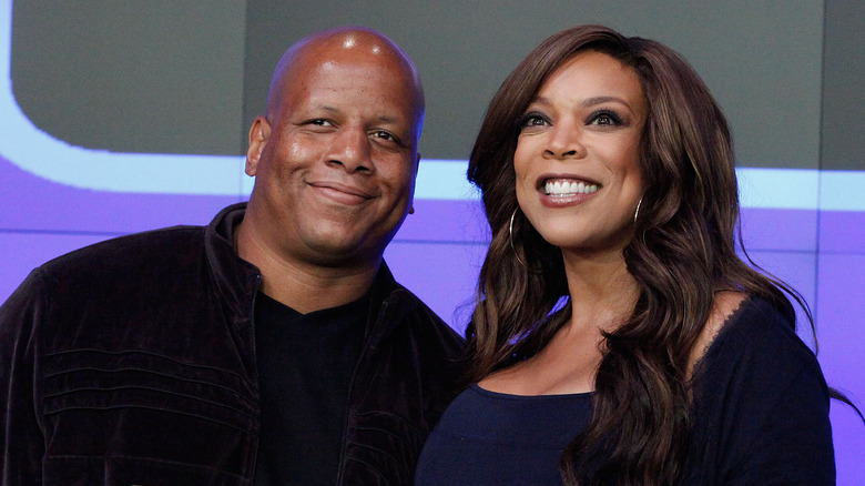 Kevin Hunter e Wendy Williams sorridono