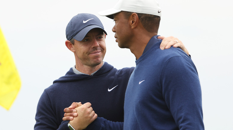 Rory McIlroy e Tiger Woods che si stringono la mano