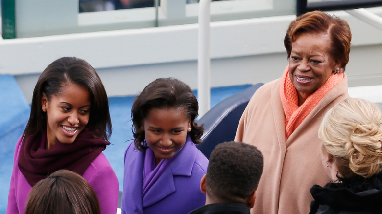 Sasha e Malia Obama sorridono con Marian Robinson