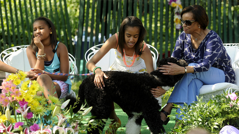 Il cane da compagnia di Sasha e Malia Obama con Marian Robinson