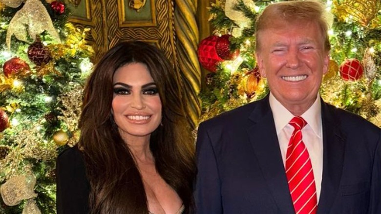 Kimberly Guilfoyle e Donald Trump sorridono