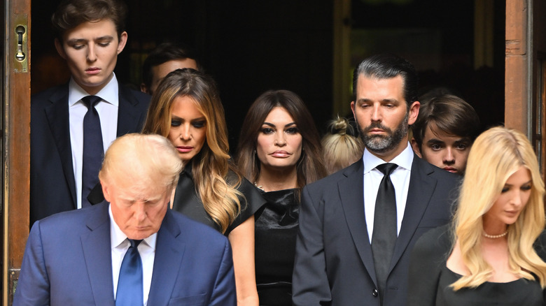 Kimberly Guilfoyle con la famiglia Trump al funerale