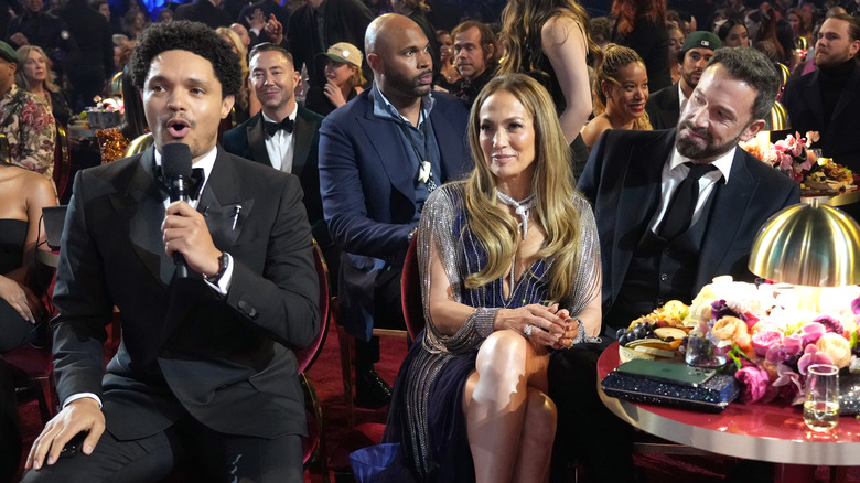 Trevor Noah, Jennifer Lopez e Ben Affleck ai Grammy