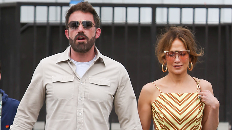 Ben Affleck e Jennifer Lopez camminano per strada