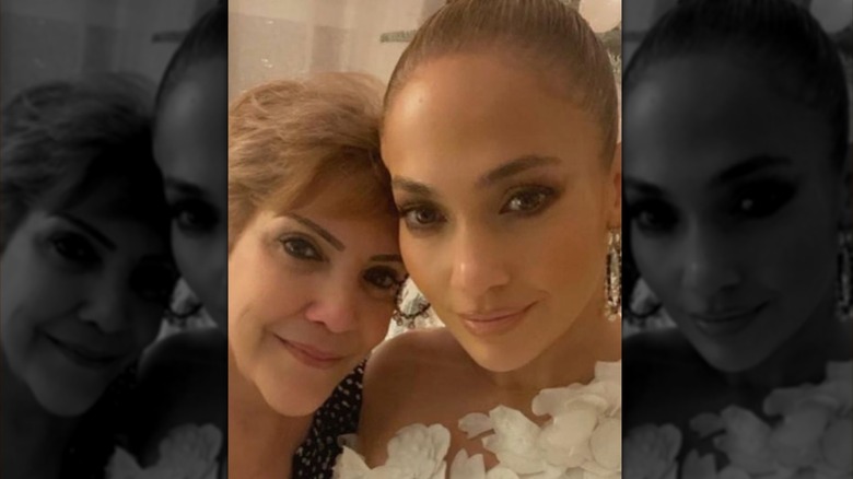 Selfie di Jennifer Lopez con la mamma
