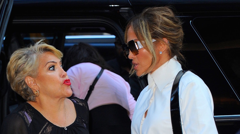 Guadalupe Rodríguez con Jennifer Lopez