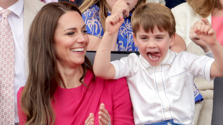 Kate Middleton e il principe Louis sorridono
