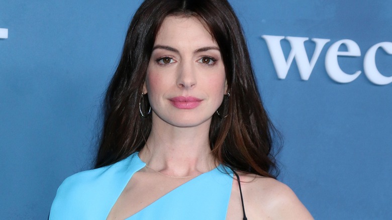 Evento vestito blu di Anne Hathaway
