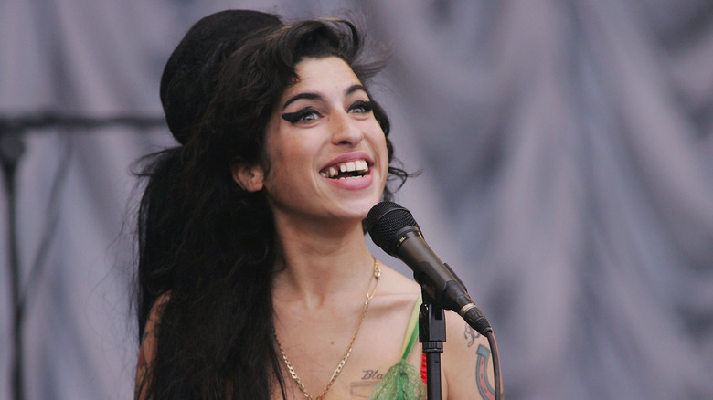 Amy Winehouse sorride e manca un dente