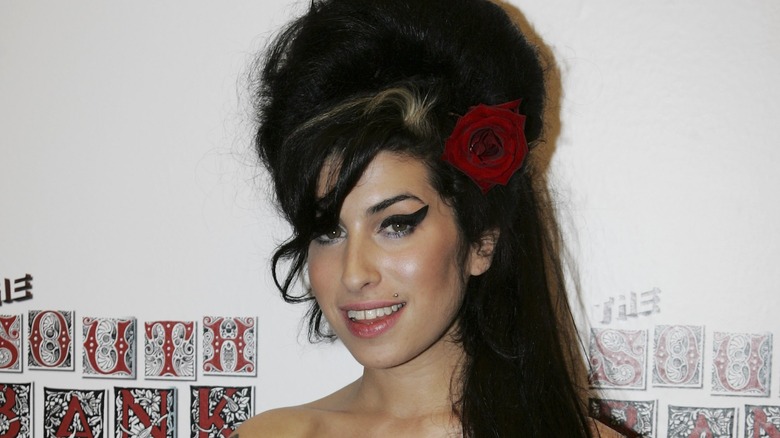 Rosa rossa dell'alveare di Amy Winehouse