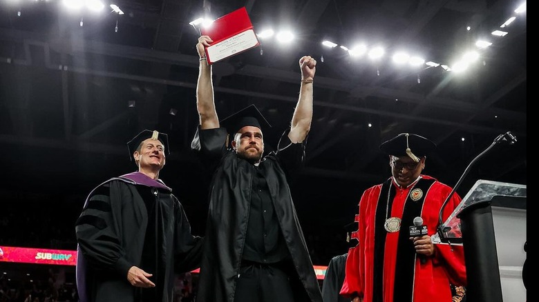 Travis Kelce mostra il suo diploma durante la cerimonia di laurea 