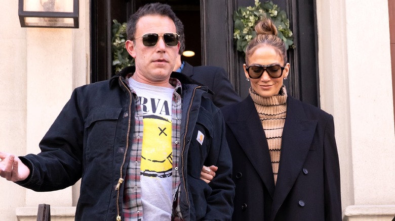 Ben Affleck e Jennifer Lopez indossano occhiali da sole