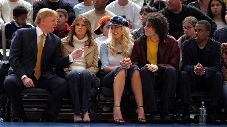 Donald Trump e la moglie Melania con Beth e Howard Stern, insieme a Chris Rock