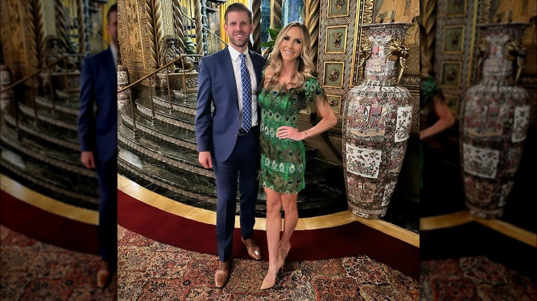 Eric, Lara Trump in posa accanto a un grande vaso