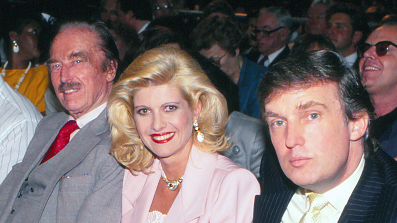 Fred Trump seduto in udienza con Ivana e Donald Trump