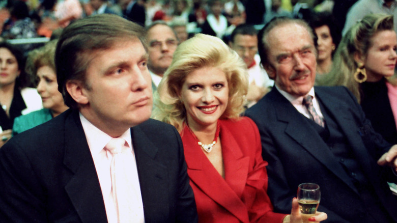 Fred seduto con Ivana e Donald Trump