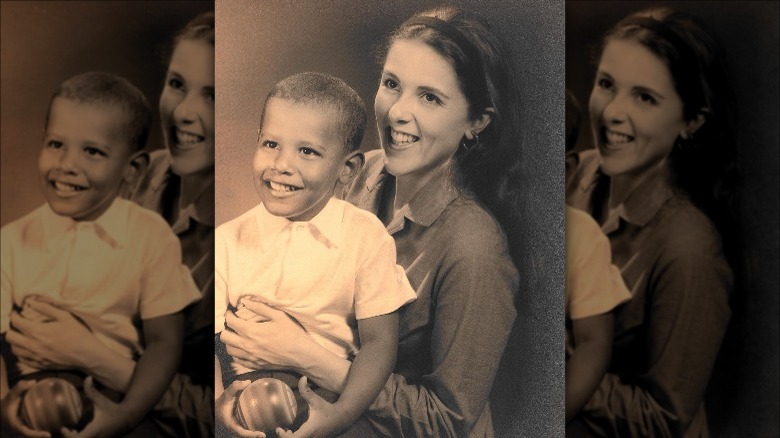 Il giovane Barack Obama con sua madre