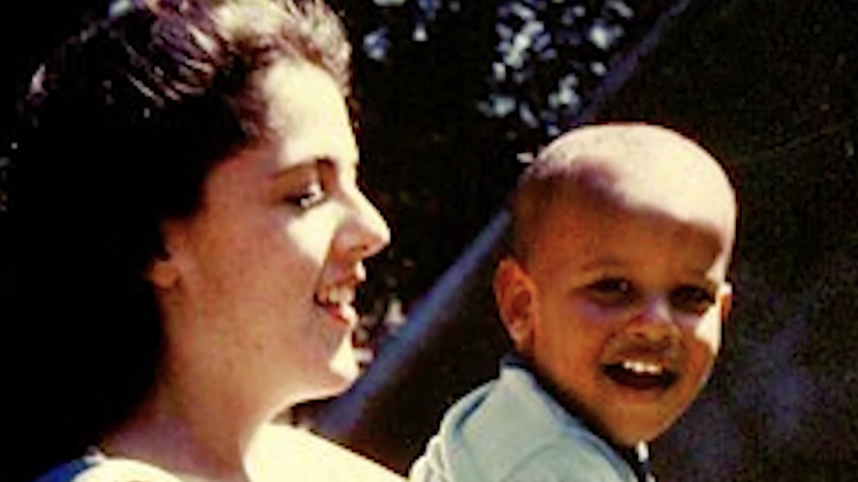 Il giovane Barack Obama con sua madre