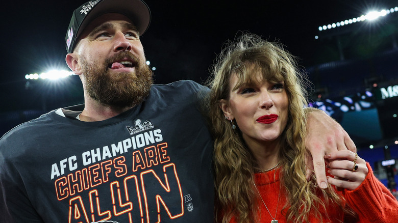 Taylor Swift e Travis Kelce si abbracciano