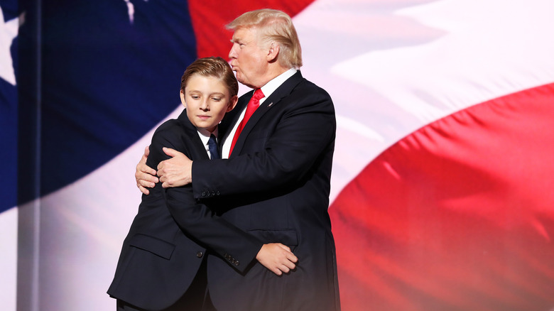 Donald Trump abbraccia Barron Trump