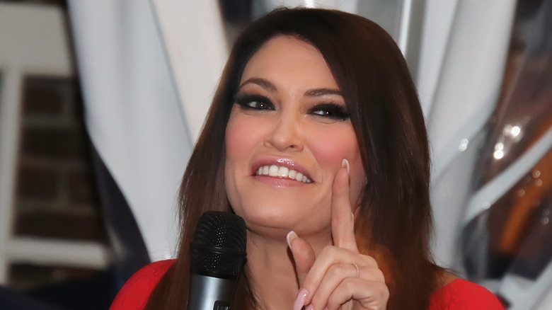 Kimberly Guilfoyle alza il dito