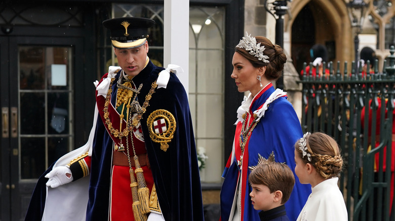 Il principe William, la principessa Catherine e la famiglia arrivano in ritardo all'incoronazione