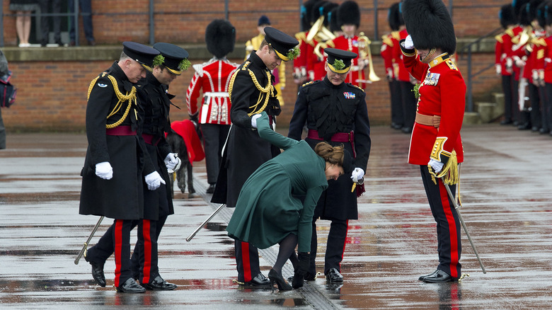 Kate Middleton libera la sua scarpa da una grata