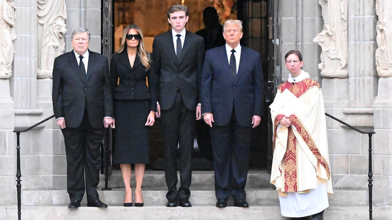 Barron Trump sui passi tra i genitori