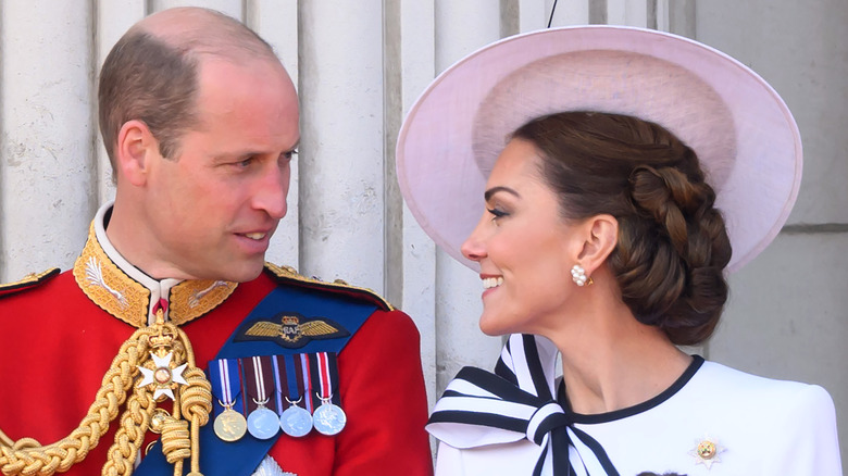 Kate Middleton sorride al principe William