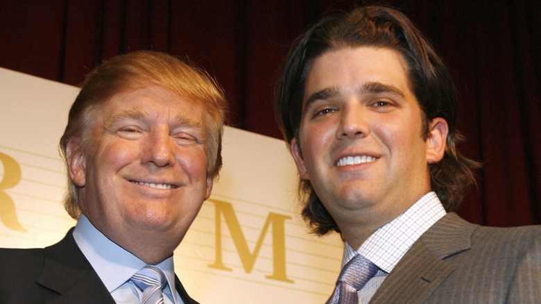 Donald Trump Sr. e Jr. sorridono