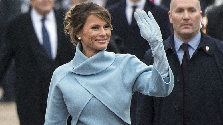 Melania Trump saluta