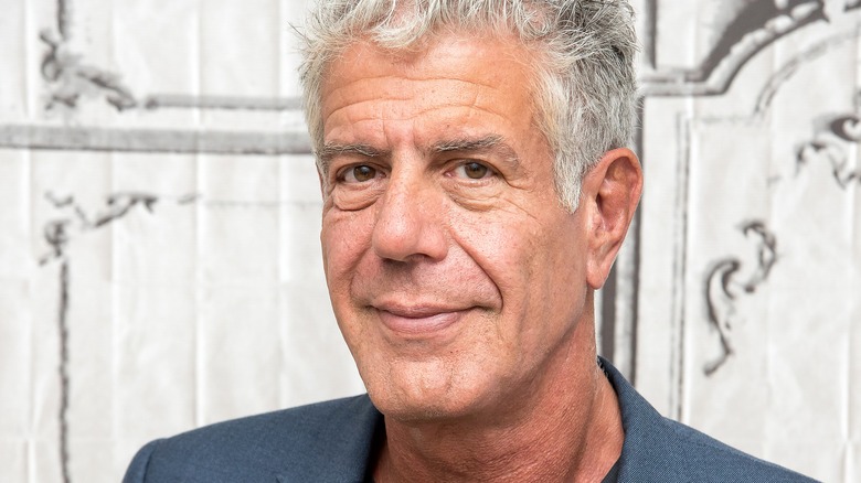 Anthony Bourdain sorride