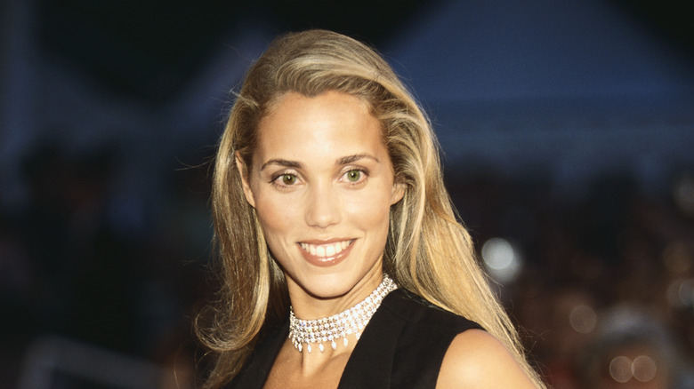 Elizabeth Berkley vestita di nero