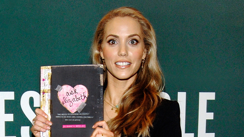 Elizabeth Berkley tiene in mano il suo libro