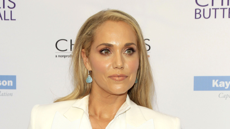 Elizabeth Berkley vestita di bianco