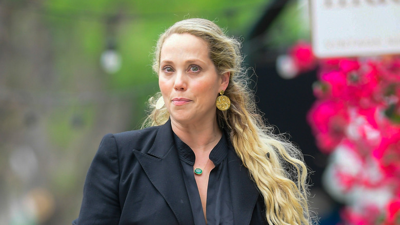 Elizabeth Berkley vestita di nero