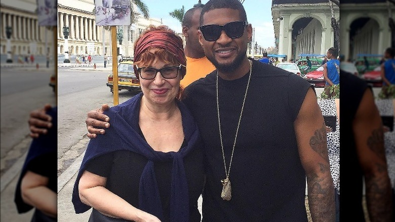 Joy Behar posa con Usher