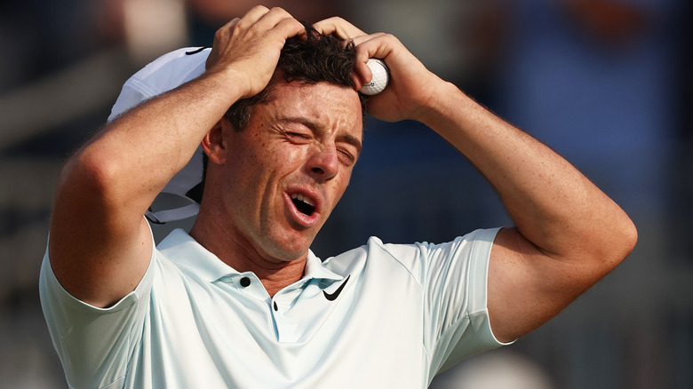 Rory McIlroy si afferra la testa