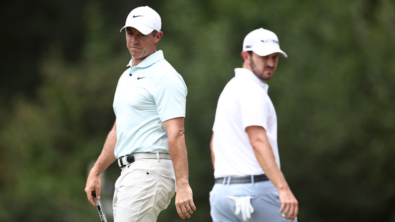 Rory McIlroy e Patrick Cantlay vestiti di bianco