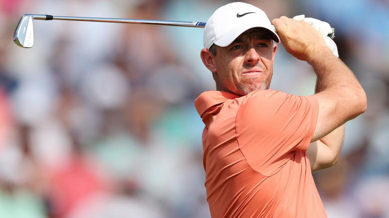 Rory McIlroy con una mazza