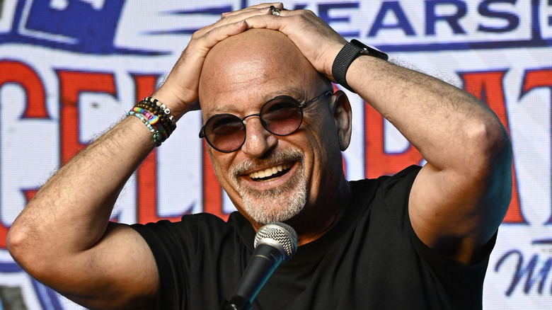 Howie Mandel con le mani sulla testa