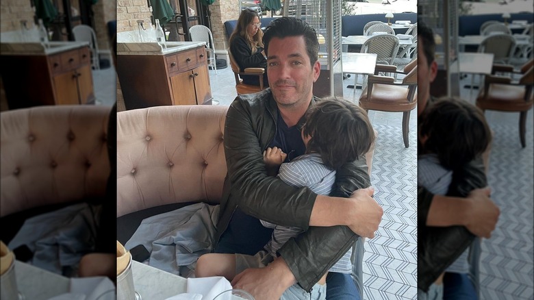 Jonathan Scott abbraccia il figliastro Charlie