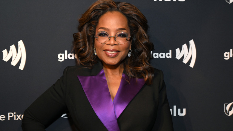 Oprah Winfrey vestita di nero e viola